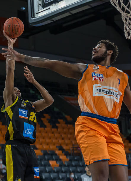 众对牢狱伙 众对牢狱伙