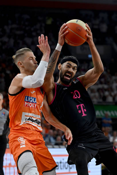 由年轻球员 由年轻球员